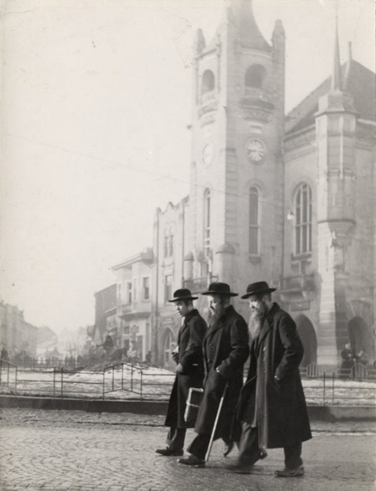 Рав Моше Нухимовиц (справа) и его брат рав Давид Нухимовиц (в центре) на фоне ратуши в Мукачево